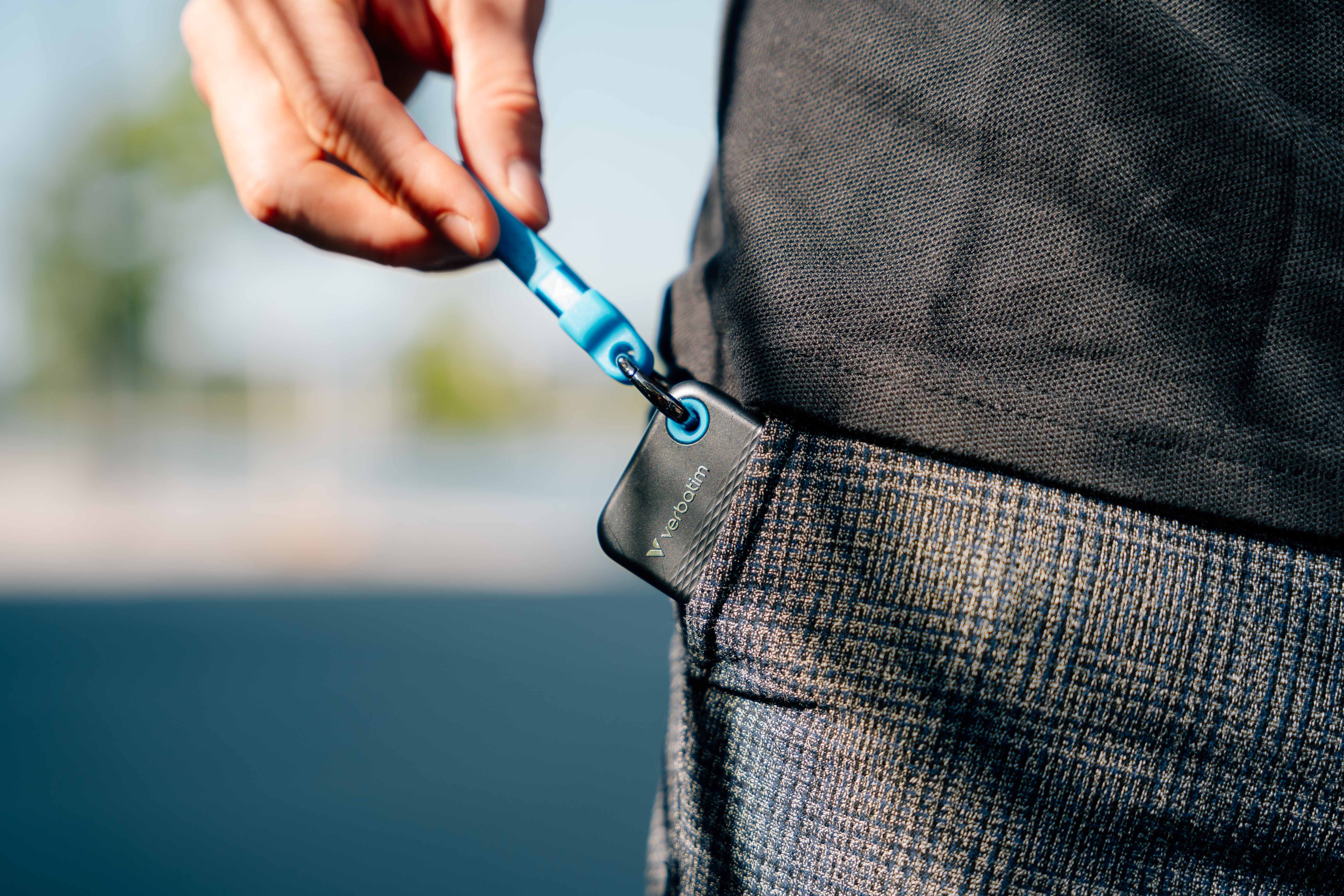 Pocket SSD mit Schlüsselring und Kabelbefestigung - 2TB Schwarz/Blau