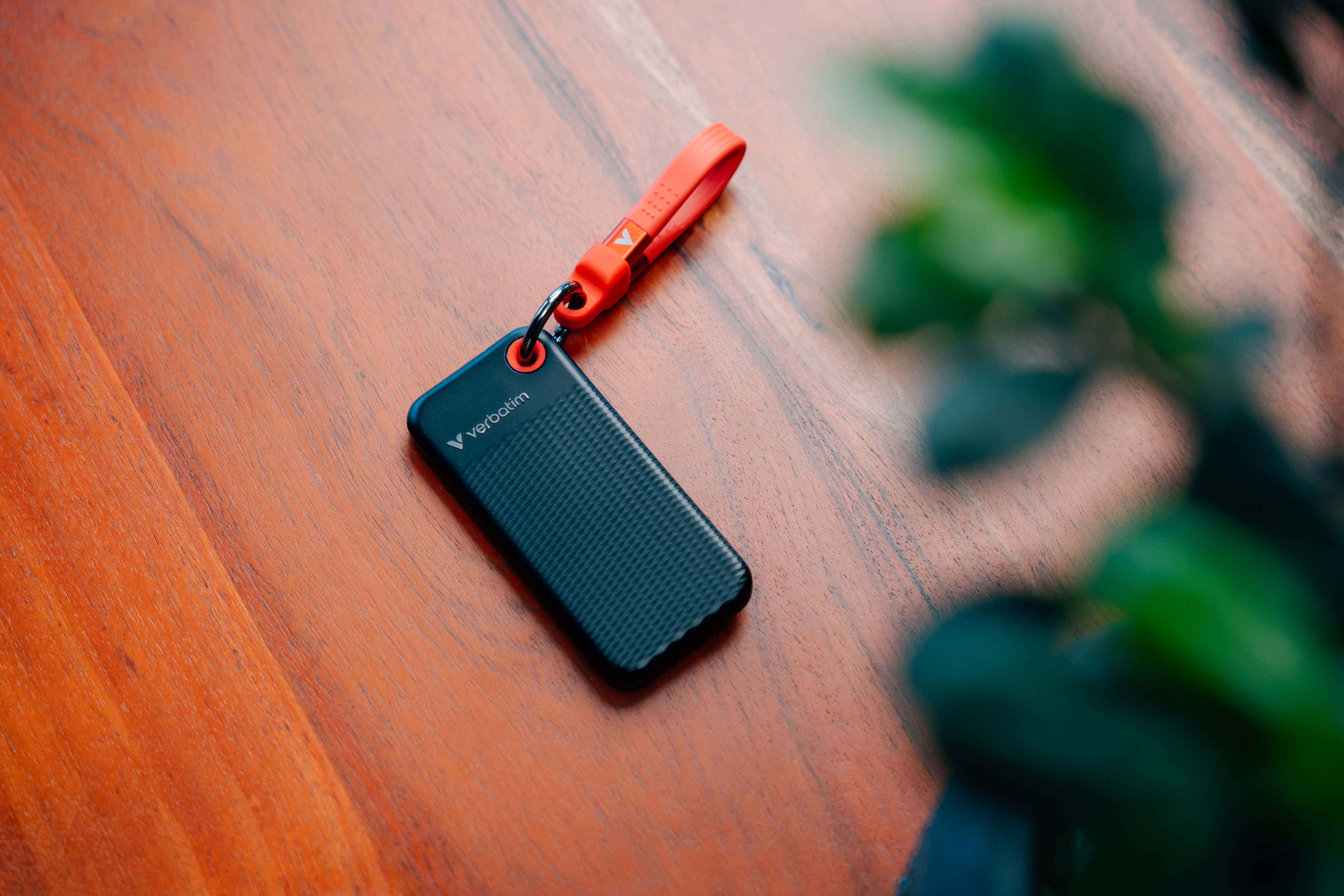 Pocket SSD mit Schlüsselring und Kabelbefestigung - 2TB Schwarz/Rot